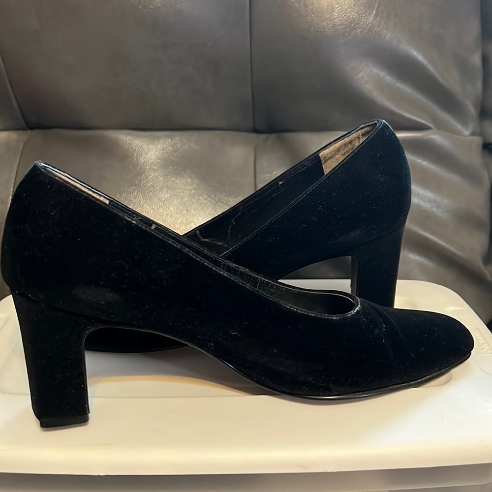 Black velvet pump